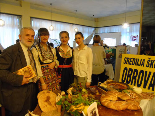 Dr.Ante Kutle sa učenicama