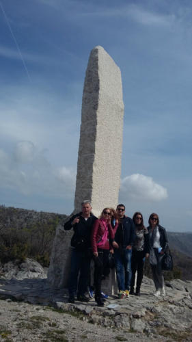 Profesori ispred slova A u Baščanskoj dolini